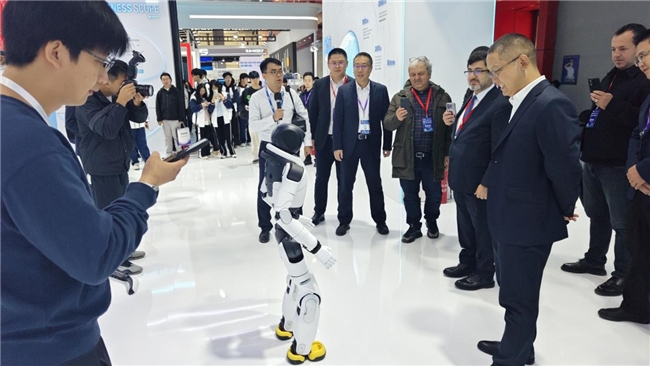 智元机器人首次亮相轨交展，广州地铁展位成打卡点(图4)